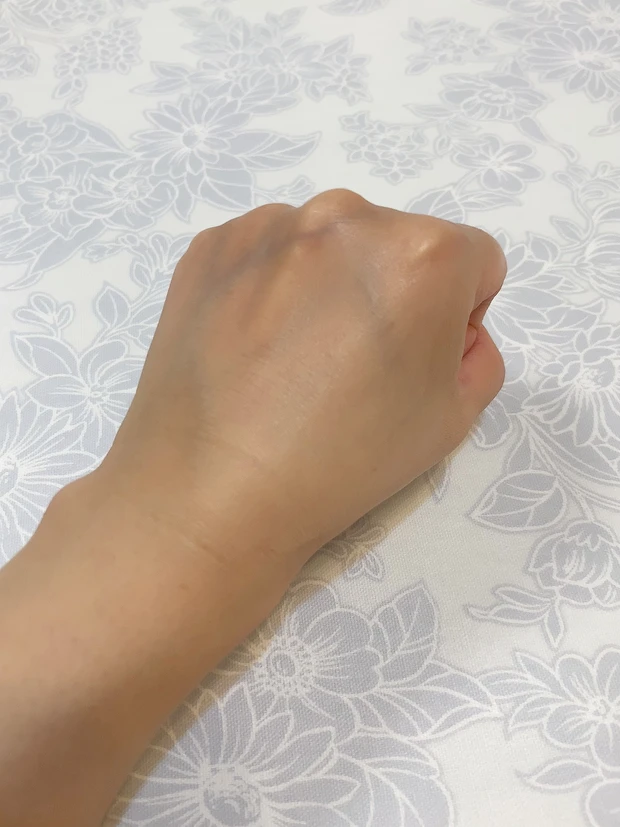 iniksのリキッド ファンデーション 10 ライトオークルのスウォッチ②