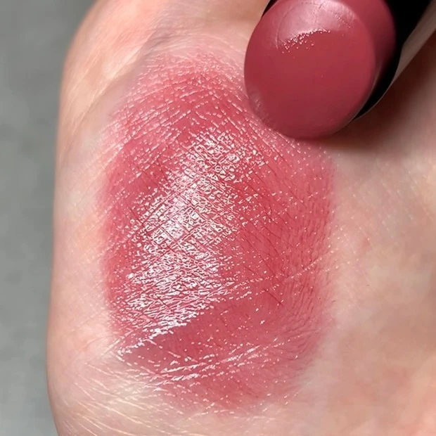 【おすすめ粘膜リップ①】 ヴィセ「ネンマクフェイク ルージュ」 人気色「RO650 チェリーの自惚れ」　スウォッチ　着画像　仕上がり