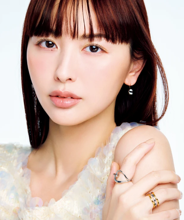 鈴木えみさんの愛用スキンケアを公開！ “羨望の美肌”を支える化粧水、クリーム、シートマスクは？