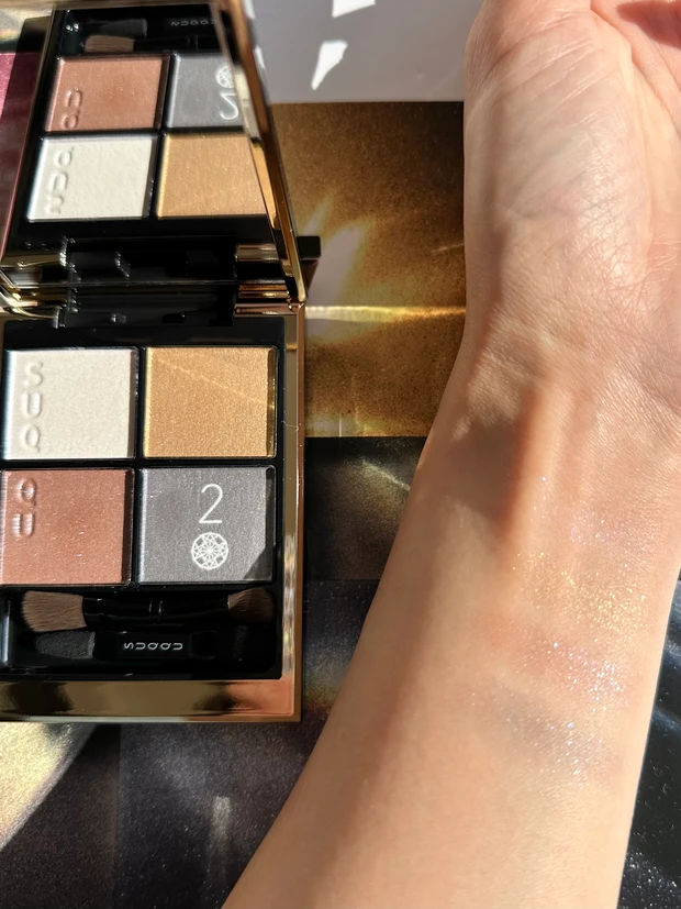 SUQQU初の受注生産⭐︎
宝石箱をひっくり返したかのようなきらめきアイシャドウ♡_2