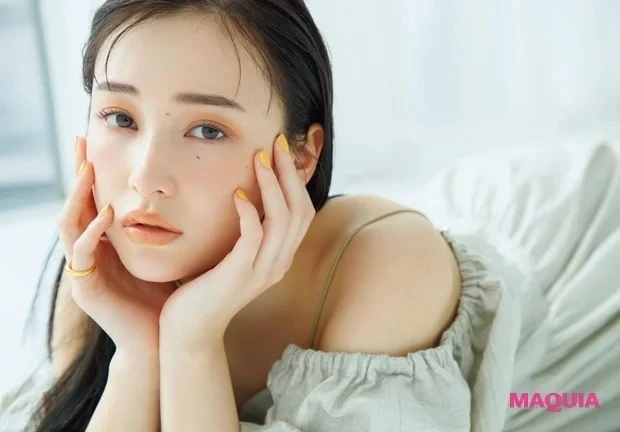 透明感を底上げする夏のメイクTIPS_3. 青みカラーのアイブロウで涼しげな眉にする