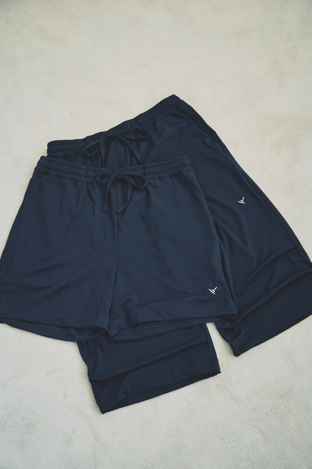 画像左：ハーフパンツ（￥26400）、画像右：クロップドパンツ（￥30800）