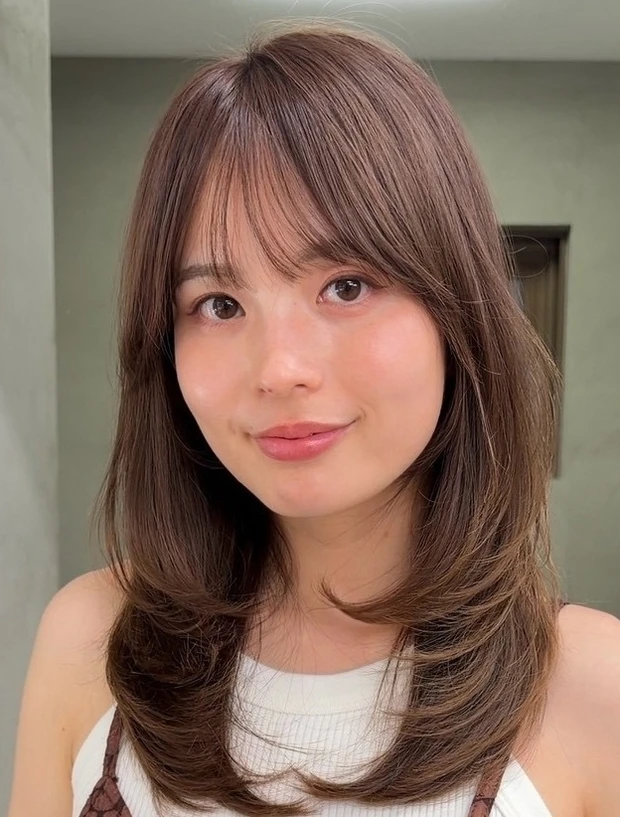 髪型 セミロング レイヤー 小顔見え 前髪あり 正面 大人可愛い