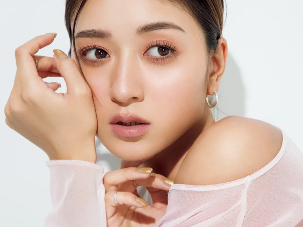 ナチュラルメイクが垢抜ける！ 話題のアーティスト、NAYA流・夏の“盛れメイク”テクニック