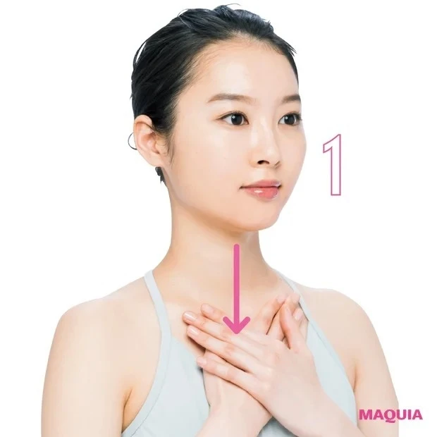 首のシワ解消にも効果的! 広頚筋ストレッチ_1. デコルテを押さえ効果UP
