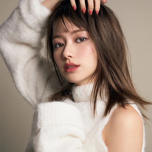 【山本舞香】今っぽさMAXの透け赤リップ1