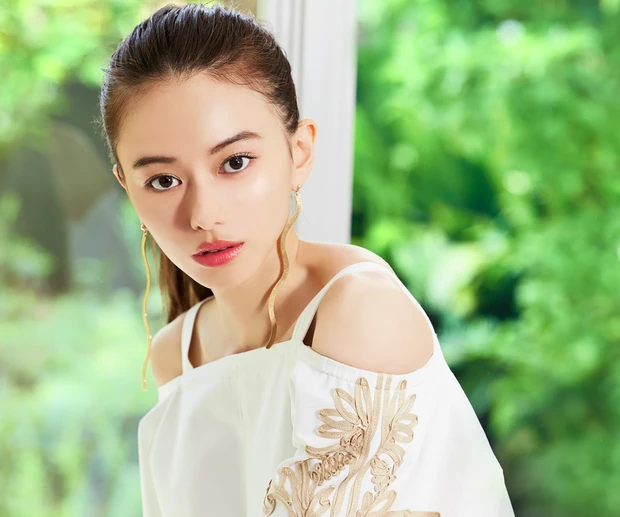 大人でも取り入れやすい夏のカラーメイクとは?【山本舞香×河嶋希】透明感と鮮やかさを組み合わせた透けカラフルアイに決定!