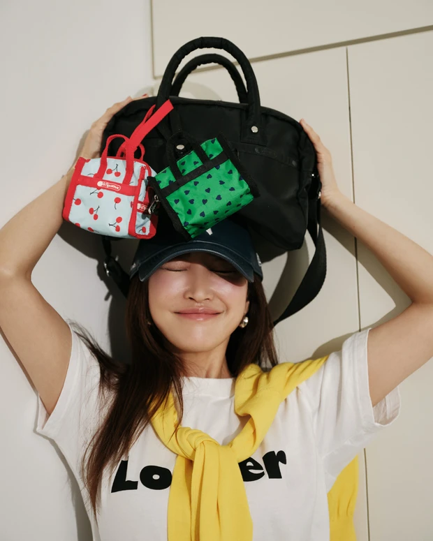 レスポートサックと神崎恵さんのコラボ バッグと一緒に楽しみたい「Micro Weekender Charm」