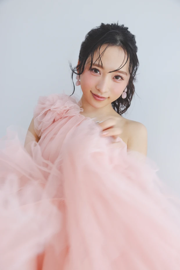 小栗有以(AKB48)表紙ピンク衣装アザー 多幸感あふれるピンクメイク