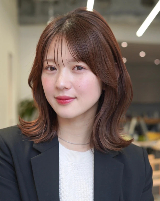 髪型　ミディアム　レイヤーミディアム　前髪あり　スタイリング