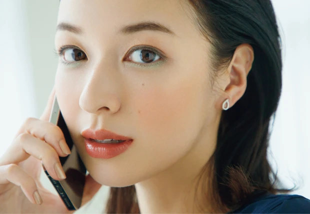 勝負のプレゼン日はミントグリーンEYEで清潔感を。コーラルカラー合わせで血色感を添えるのがコツ