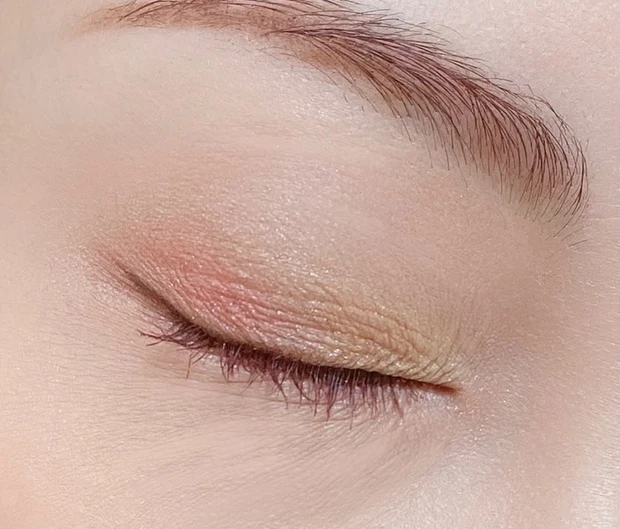 【クリスマスコフレ2021】【限定】発売当初欠品も、再入荷！《アンプリチュード 》アイシャドウパレットをスウォッチ&メイク。_7_3