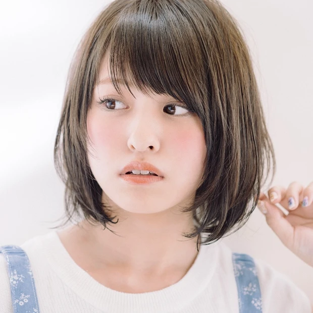 ブルーアッシュの美ツヤで存在感がアップ！ うるおい束感のエアリーボブ