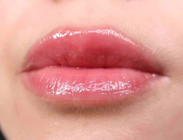 ロムアンド ジューシーフラッシュリップオイル 05 ペアベージュ 唇