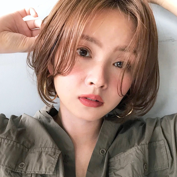 【丸顔×ショートヘア】丸顔さんもほっそり小顔に!「かき上げバングのショートボブ」