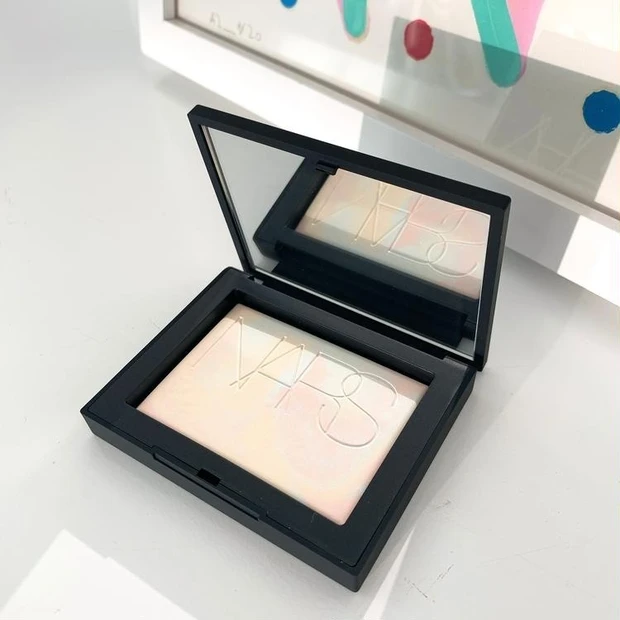 【7位】発売前からSNSでバズり中! NARSの限定“リフ粉”に恋しちゃいました【マキアエディターズの「オッス!推しコス」】