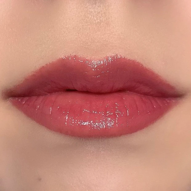 【おすすめ粘膜リップ①】 ヴィセ「ネンマクフェイク ルージュ」 人気色「RO650 チェリーの自惚れ」　スウォッチ　着画像　仕上がり