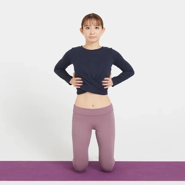 美くびれにおすすめの美筋ヨガ_肩は開いてから下に落とし、包み込むようなかたちで、両手をあばらに添える