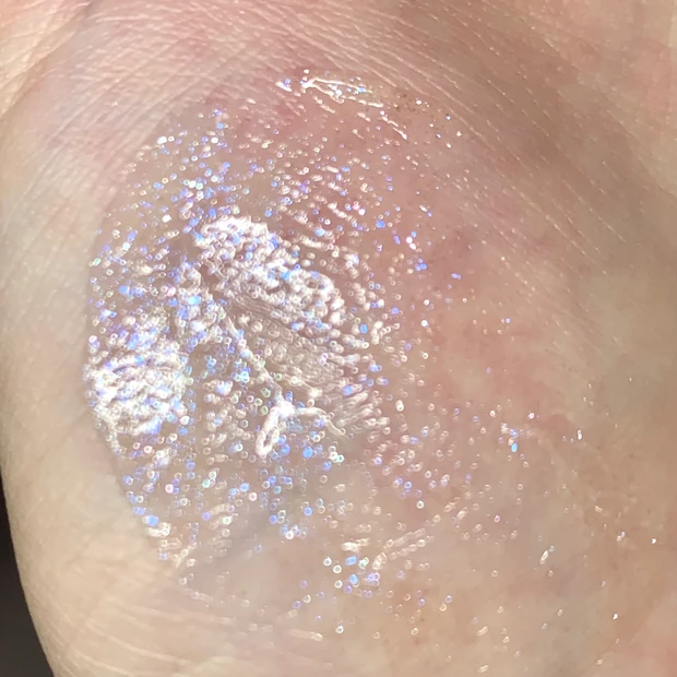 スナイデルビューティ コズミック グロウ グロス 手元スウォッチ 青ラメ