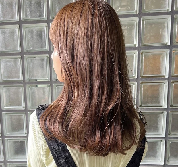 ミディアム　ヘア　髪型　ヘアスタイル　前髪あり　ヘアカラー　レイヤー