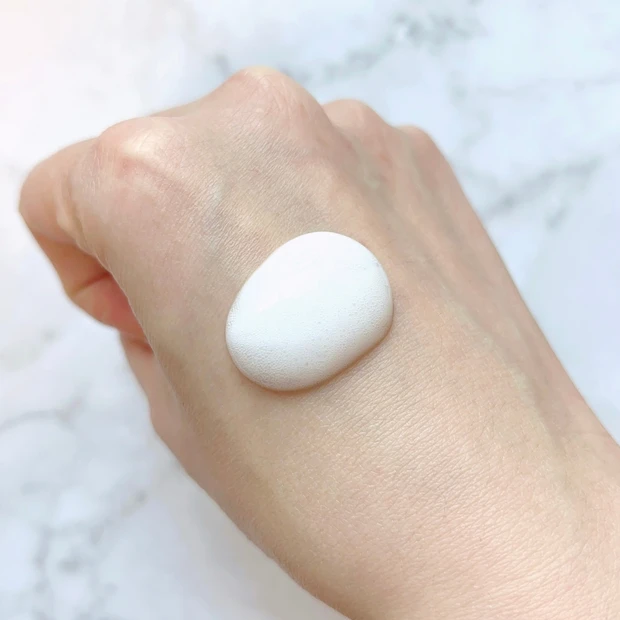 洗顔するたび潤って透明感のある素肌印象へ「キュレル　潤浸保湿　泡ジェル洗顔料」の塗布写真