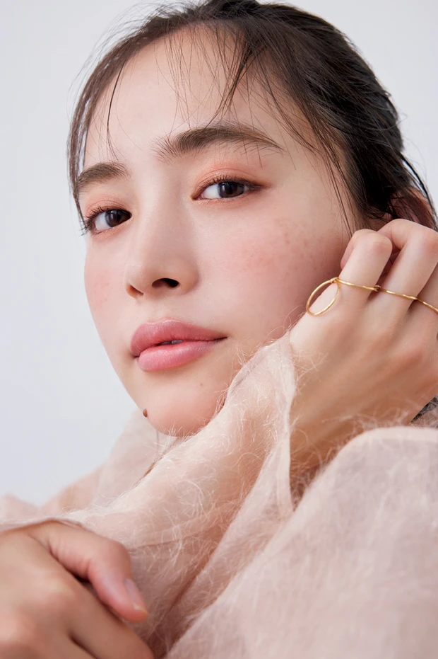 ピンクでなりたい印象に! 大人の最新ピンクメイク5選_5.「コーラルピンク」を使ったアンニュイで可愛いピンクメイク_1