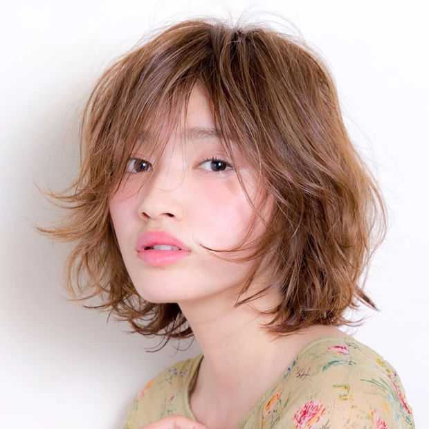 秋の上質なツヤ肌にぴったり♡ セミウエットなゆるくしゃボブ