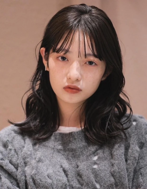 冬 ヘアカラー 暗め ラベンダーグレージュ ミディアム パーマ