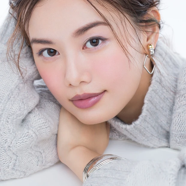 真っ黒リップや濃いブラウンって普通に塗っても問題なし？