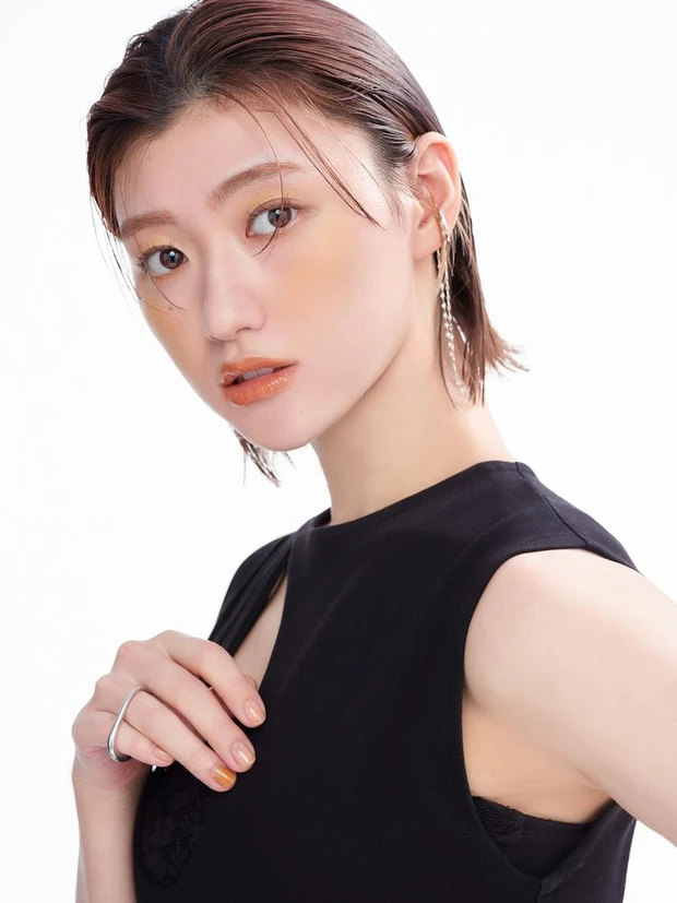 【7位】私立恵比寿中学・小林歌穂さんがメンバーカラーのイエローメイクに挑戦&私物ポーチの中身を大公開【えびちゅう連載】