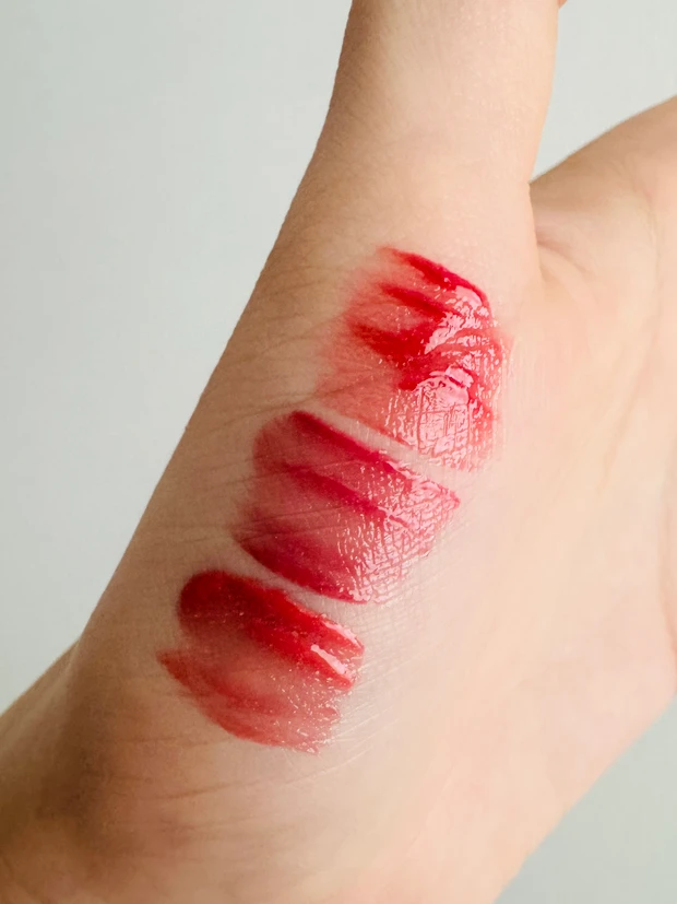 tilnus × PEANUTSコラボのサンリットパールティントのスウォッチ