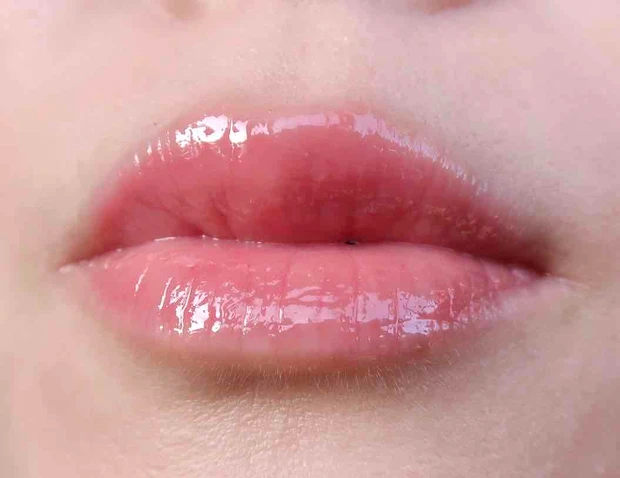 ロムアンド ジューシーフラッシュリップオイル 03 ピーチストローブ 唇