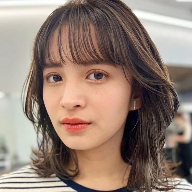 ミディアム　30代　40代 ヘアスタイル　暗めカラー　前髪あり