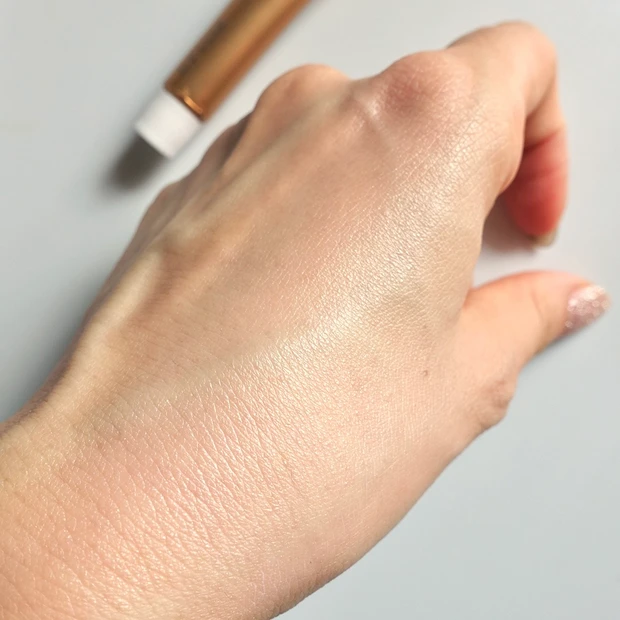 MAQUIA 2025年10月号付録ETVOSのミネラルインナートリートメントベース マカロンピンクの使用感スウォッチ