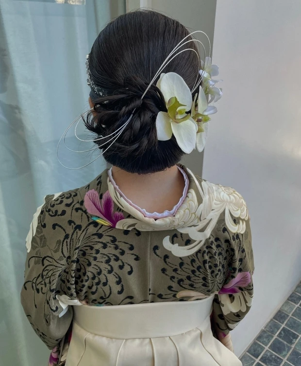 【着物に似合うヘアアレンジ】卒業式や入学式にもおすすめ! 「水引&金箔」「タイトな一本結び」「花モチーフ」のヘアアレンジ22選_4_2