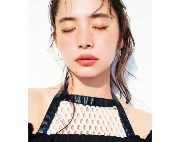 明るいイエローゴールドを、 黒のまつ毛やテラコッタの リップで引き締め、都会的に