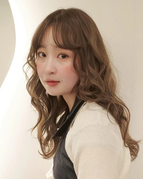 冬 ヘアカラー 明るめ ラテベージュ ロング