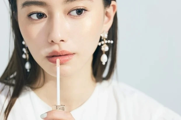 大人でも取り入れやすいY2Kメイクのやり方_【Y2Kメイク】日差しに映えるゴールドのワントーンメイク_4