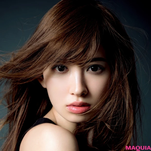 こじはるの凛とした眼差しにドキッ！ 濃紺シャドウラインが生み出すドラマチ…