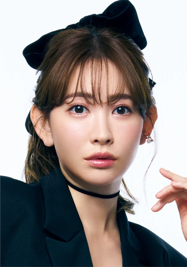 【小嶋陽菜さん】「マキア」25年12月号で“女スパイ”に変身!? 使ったコスメはこれ