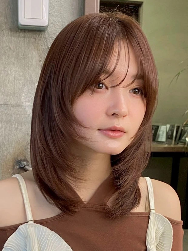 髪型　ミディアムレイヤー　ミディアムヘア　グラデーションカット　サイド