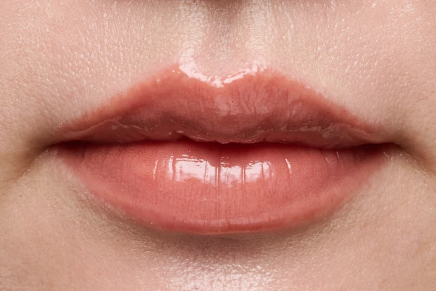 プチプラリップ　イエベ秋　ヴィセ エッセンス プランプバーム BE380 スウォッチ