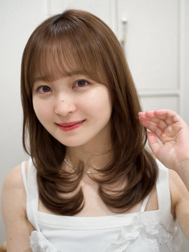 髪型 ミディアムレイヤー ミディアムヘア 小顔見え 前髪あり スタイリング 内巻きヘア