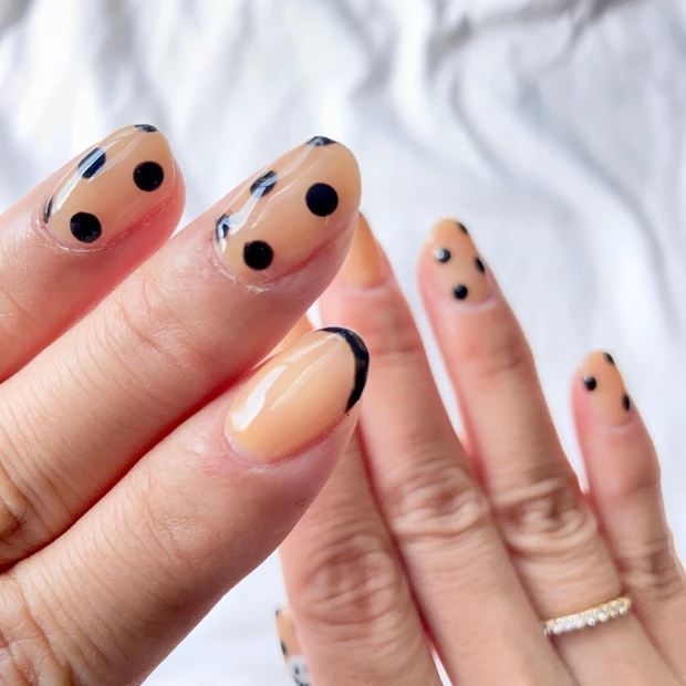 今月のネイル。こっそり楽しむ【ハロウィンネイル】。よく見るとオバケ！_2