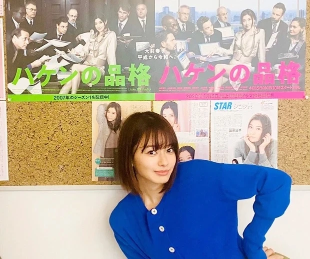 「控え室からスタジオに向かう途中にドラマのポスターや篠原さんが取材を受けた記事が貼られていたので、記念に一枚」（舞香さん）