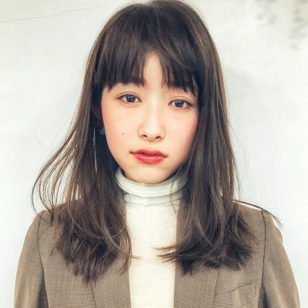 ノンパーマでニュアンシーに。たっぷりの束感が新しい暗髪ストレート