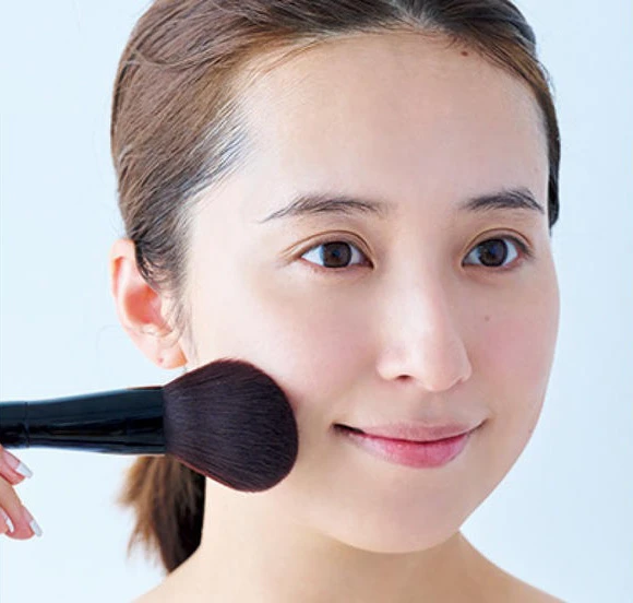 顔全体にのせて、元のつやを活かす