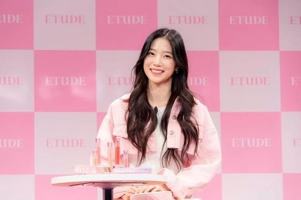 【4位】LE SSERAFIMのKAZUHA来場! エチュードの新アイシャドウ&リップの魅力をレポ【エチュード2023新商品発表会】