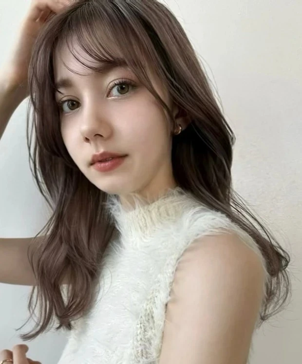 サイドバング ロング 【前髪ありでも幼く見えない】美肌効果抜群! ラベンダーベージュの大人のロングヘア
