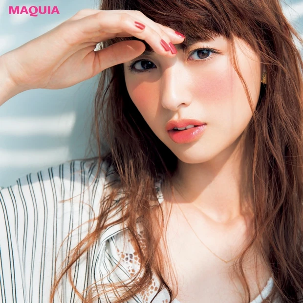 海辺で色っぽく決まるワントーンメイク！ ヌケ感テクもマーク必須